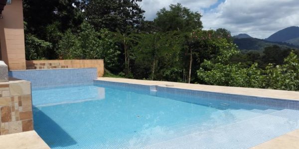 Refrescandose en la piscina